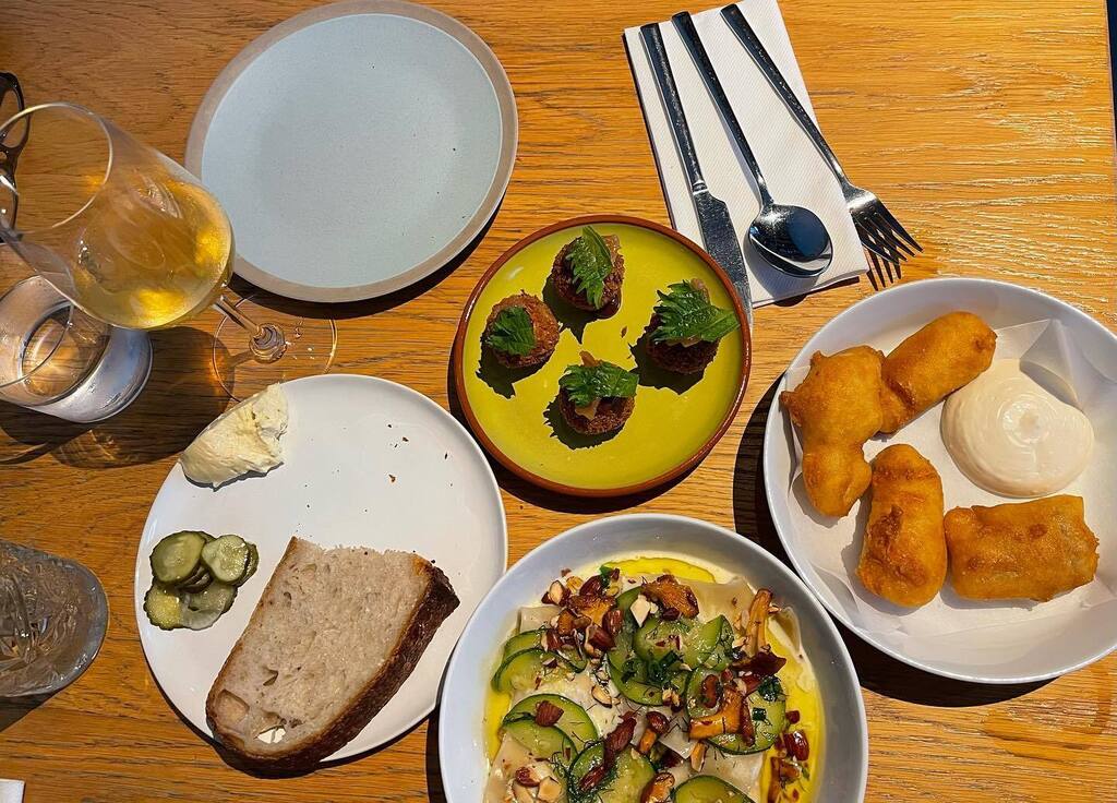alficionado_ch's tweet photo. New interpretation of Polish 🇵🇱 food - outstanding in taste and value, paired with local orange wine #sztuczkabistro #winnicajakubów #orangewine #hibernal #riesling #solaris #wineenthusiast #winelovers🍷 #sopot #sopotbeach #lifeisgood #instagrammers #… https://t.co/jMcF7KSTs0 https://t.co/VXwpu0mLp1