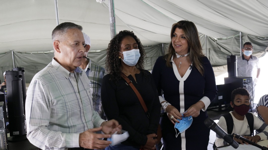 GabrielaEsSucre's tweet photo. Junto a la comunidad y el Alcalde @JoseVRangelA Inauguramos el Programa de formación Tecno Sucre,  llevando todo el conocimiento en el uso y desarrollo de las tecnologías para los niñ@s, jóvenes y adultos. Está ubicado frente al Metro de Petare #4Ago #MaduroIndestructible https://t.co/epmsbSez5A
