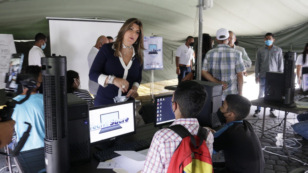 GabrielaEsSucre's tweet photo. Junto a la comunidad y el Alcalde @JoseVRangelA Inauguramos el Programa de formación Tecno Sucre,  llevando todo el conocimiento en el uso y desarrollo de las tecnologías para los niñ@s, jóvenes y adultos. Está ubicado frente al Metro de Petare #4Ago #MaduroIndestructible https://t.co/epmsbSez5A