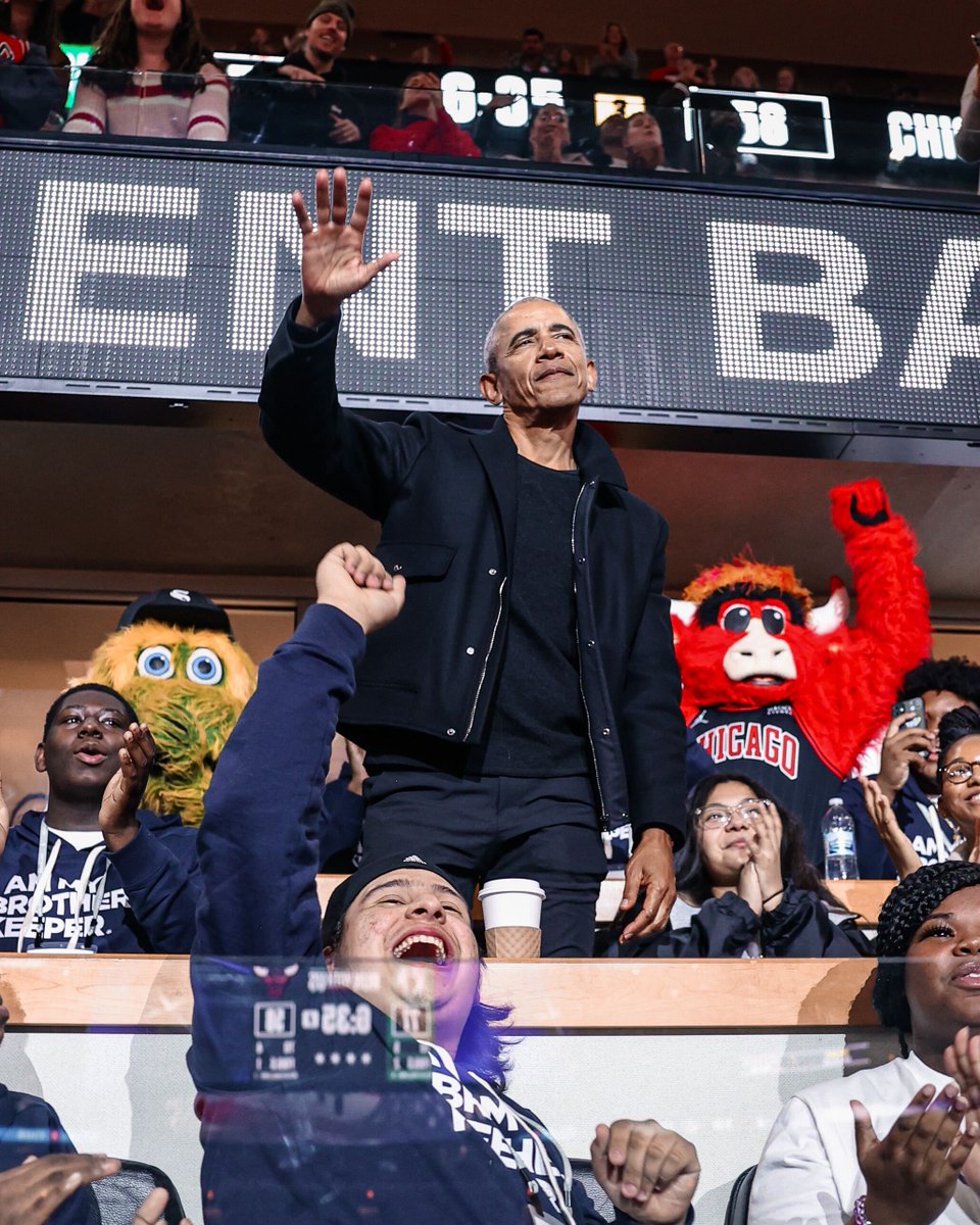 chicagobulls's tweet photo. Happy Birthday to Chicago's own @BarackObama! https://t.co/3vzxOz0mXy