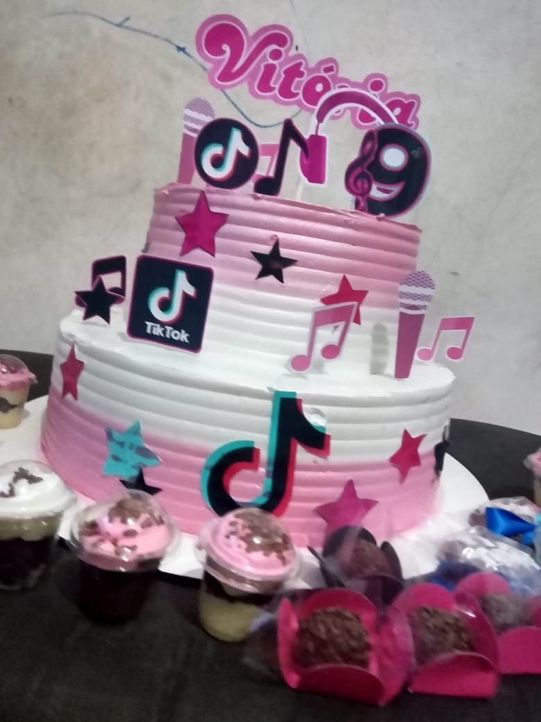 ASTC96's tweet photo. Olá Galera!!! Vim aqui pedir uma ajuda de vocês. Eu tenho uma amiga que trabalha com bolos e docinhos, tortas, bolo de pote, copo da felicidade, mousse, donut e etc. 
Só que infelizmente não estar dando engajamento e queria que vocês pudessem retweetar, serei grata. E é de SG. + https://t.co/DDVtQRSiTk