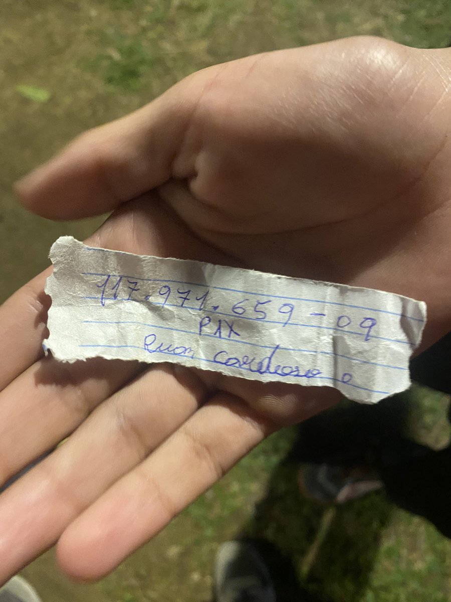 FernandoCapTof's tweet photo. Eu tem Amo @AthleticoPR . Passaram vendendo balinhas, eu disse não tenho dinheiro vivo, o Atleticano disse “Tenho Pix Tio” aaaiii além de comprar 10 pedi a foto e o Pix Para quem se sensibilizar com esses dois pequenos atleticanos e puder ajudar fazer um Pix pra eles. https://t.co/DWFZJHmwMX