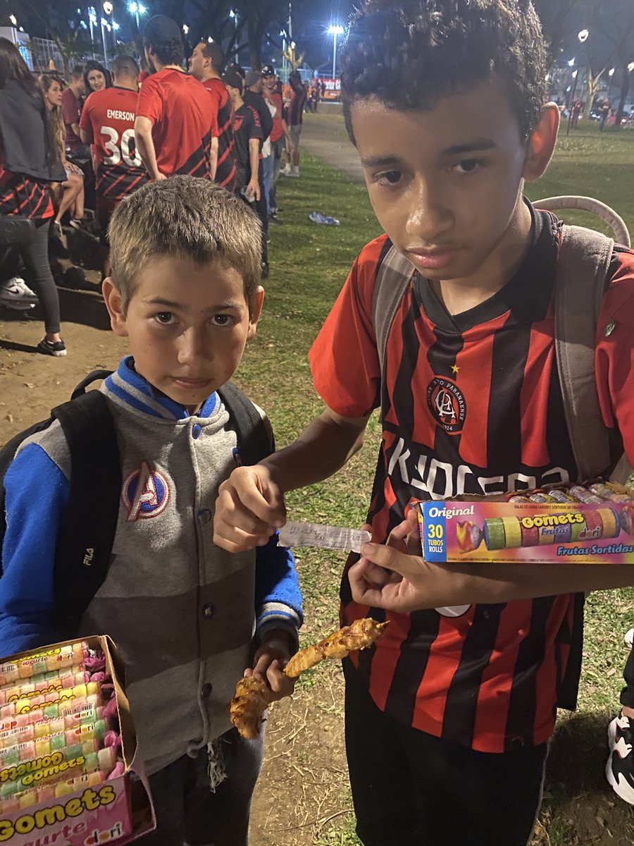 FernandoCapTof's tweet photo. Eu tem Amo @AthleticoPR . Passaram vendendo balinhas, eu disse não tenho dinheiro vivo, o Atleticano disse “Tenho Pix Tio” aaaiii além de comprar 10 pedi a foto e o Pix Para quem se sensibilizar com esses dois pequenos atleticanos e puder ajudar fazer um Pix pra eles. https://t.co/DWFZJHmwMX