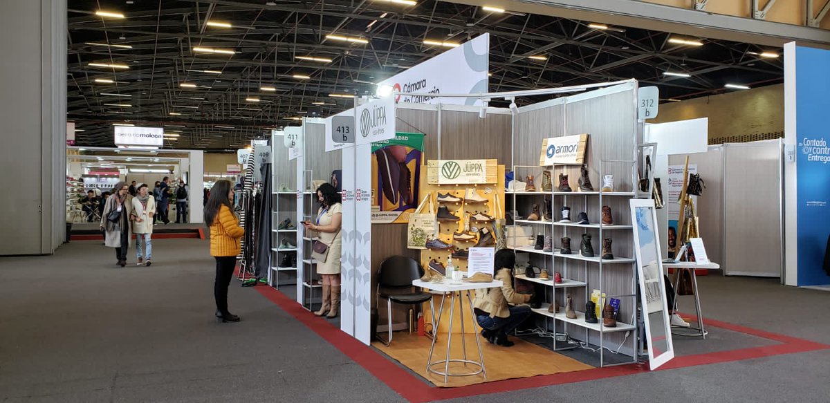 camaracomerbog's tweet photo. Pequeñas empresas, que hacen parte de nuestro #ClusterCCB de calzado y marroquinería y han participado en el Programa de reactivación para el sector moda, estuvieron en la feria IFLS (Intl. Footwear Leather Show) el espacio de conexión y comercialización más grande del sector. https://t.co/BcfJHXbRaR
