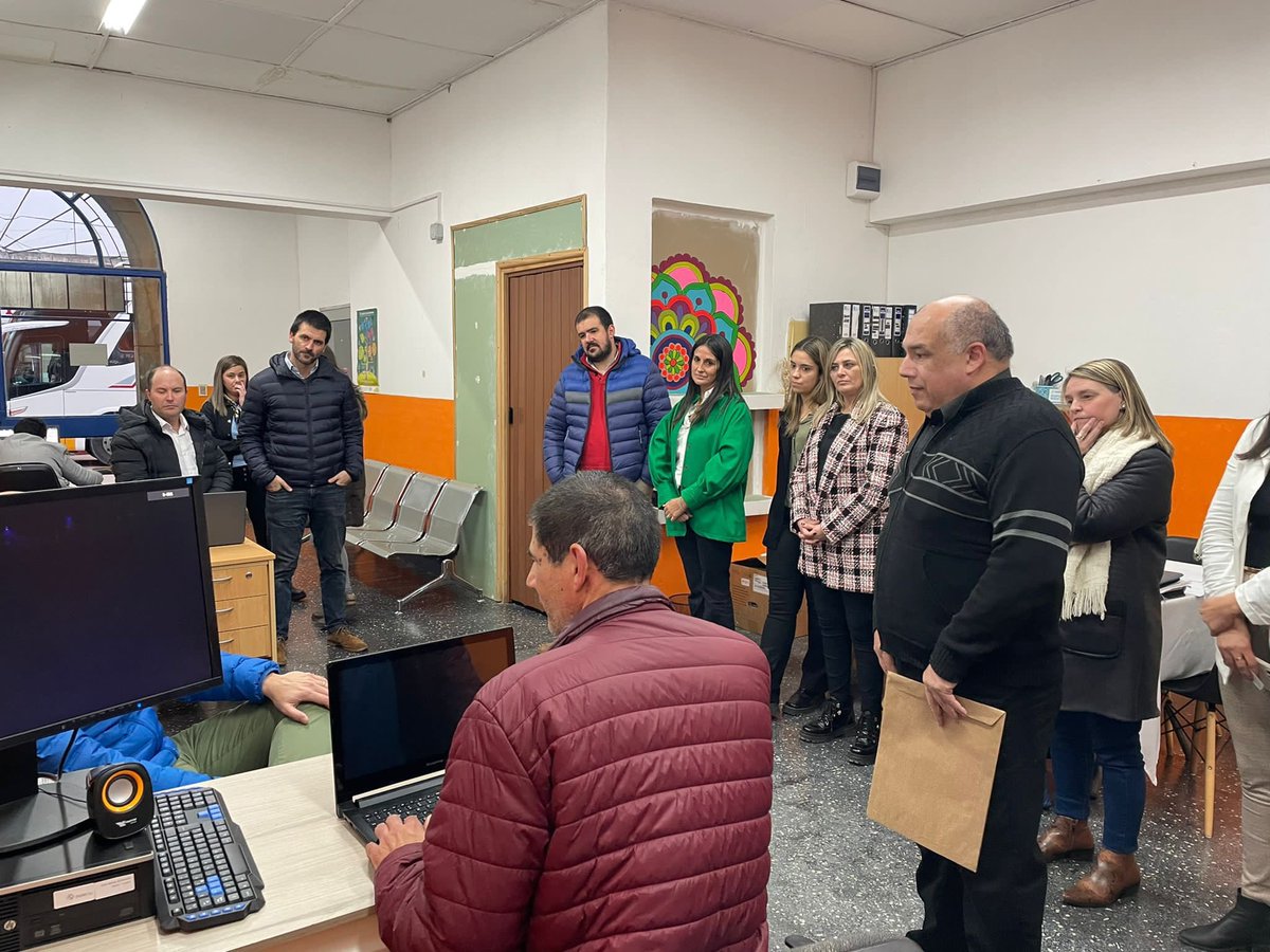 MartinLemaUy's tweet image. Visitamos el Aula Virtual donde se brindan clases para personas de baja visión. Funciona en el marco de un convenio entre @midesuy y @comuna33 desde febrero del corriente año, con una participación de seis usuarios.