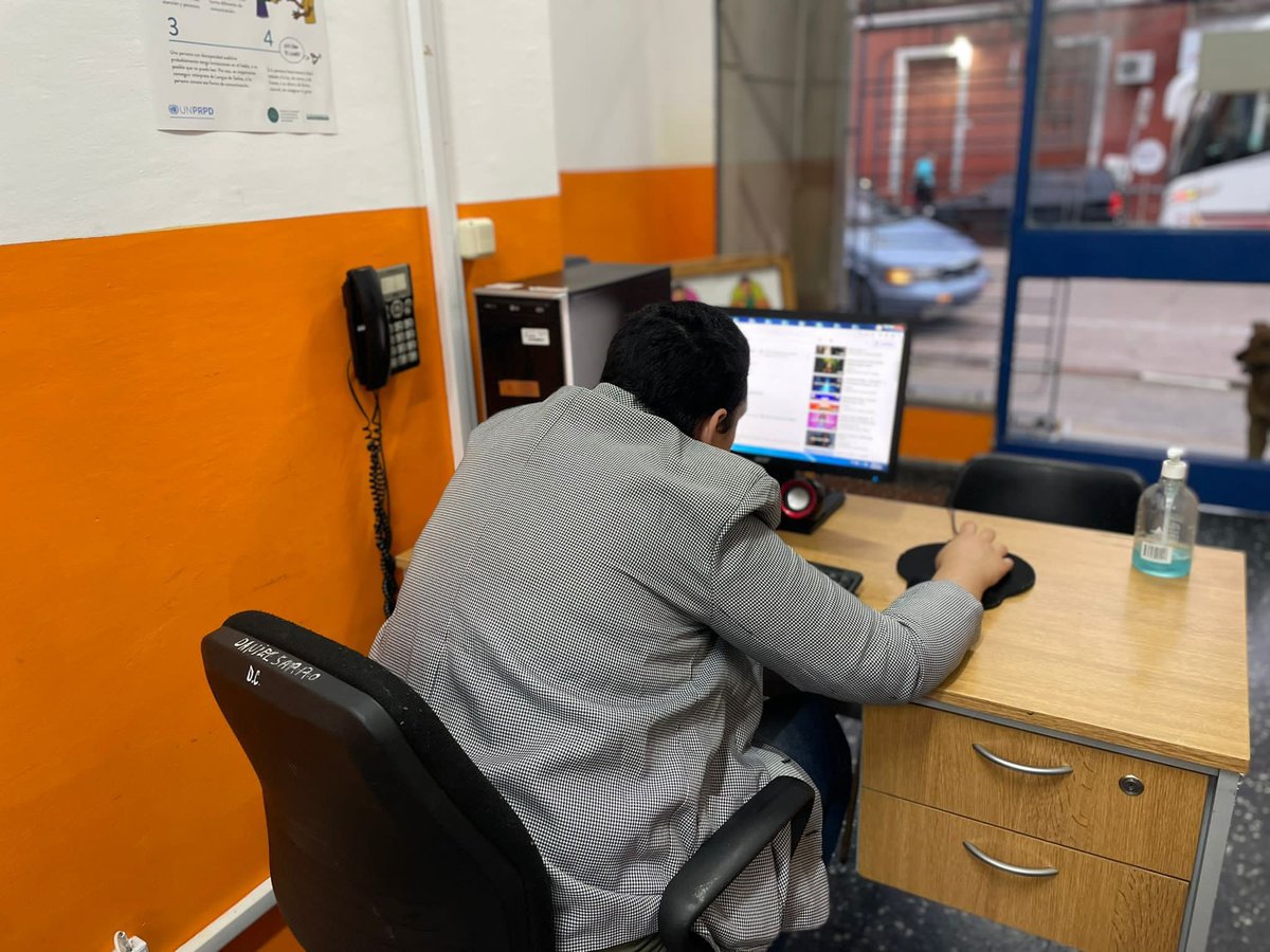 MartinLemaUy's tweet image. Visitamos el Aula Virtual donde se brindan clases para personas de baja visión. Funciona en el marco de un convenio entre @midesuy y @comuna33 desde febrero del corriente año, con una participación de seis usuarios.