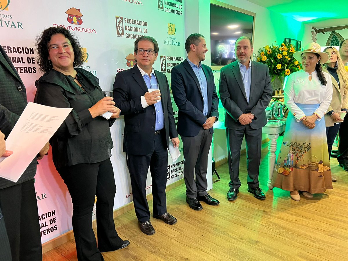 UKinColombia's tweet photo. Acompañamos la firma del MoU entre Grupo Bolivar, @Fedecacao y @Davivienda, ratificando la comercialización del primer seguro inclusivo del sector cacaotero en 🇨🇴. Orgullosos de este proyecto del #UKProsperityProgramme, prueba del compromiso de 🇬🇧 por impulsar el sector agro 🇨🇴 https://t.co/b2J2rjfjjO
