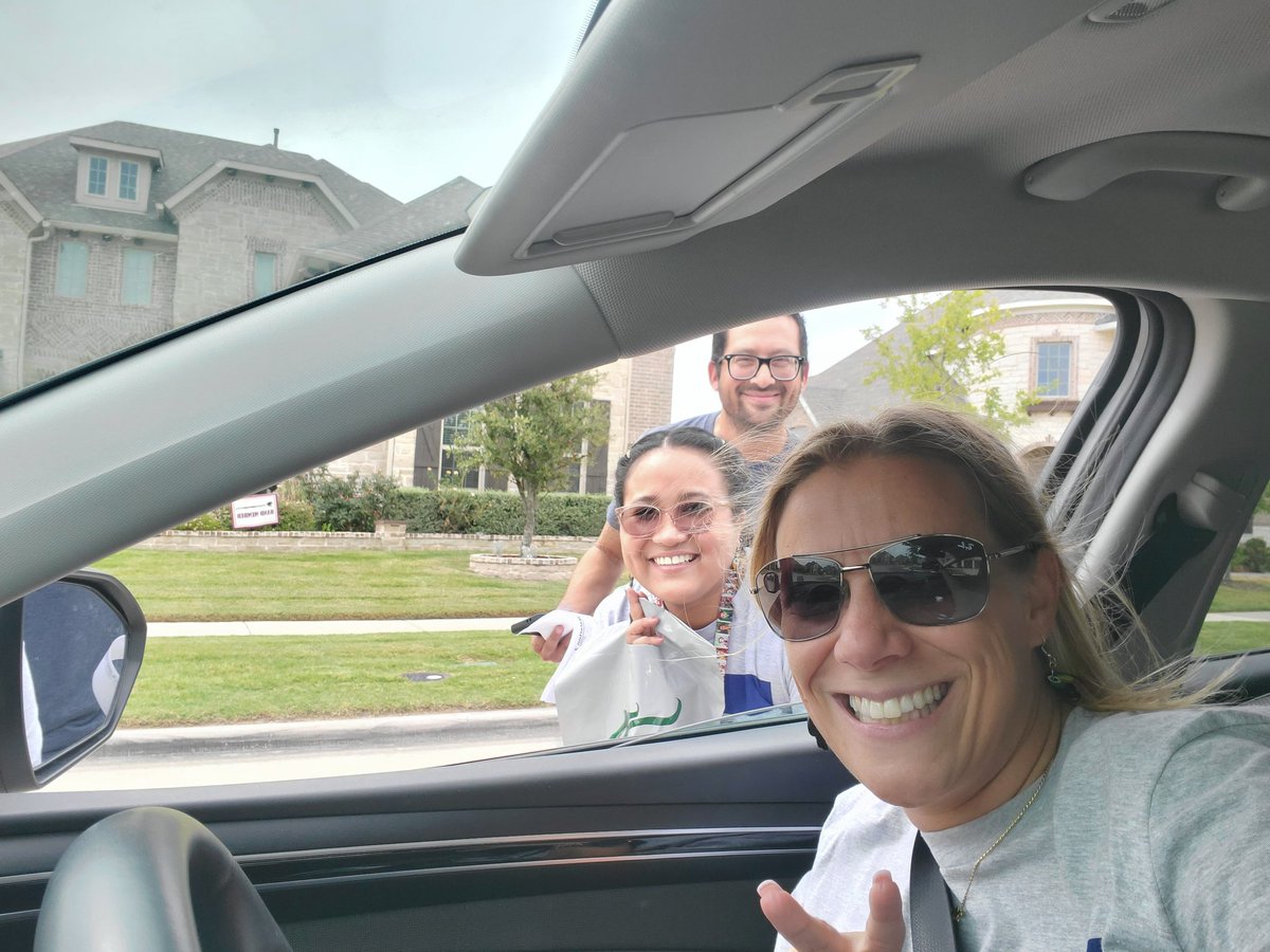 SraRiveira's tweet photo. Home visits! Excited to meet our new students 😊
#RHSRoar #worldlanguages #takeprideinthePRIDE #FISDmadetoshine @ReedyLions @MaestraAllen @DanielVargasRHS https://t.co/f7v7qeFn3m