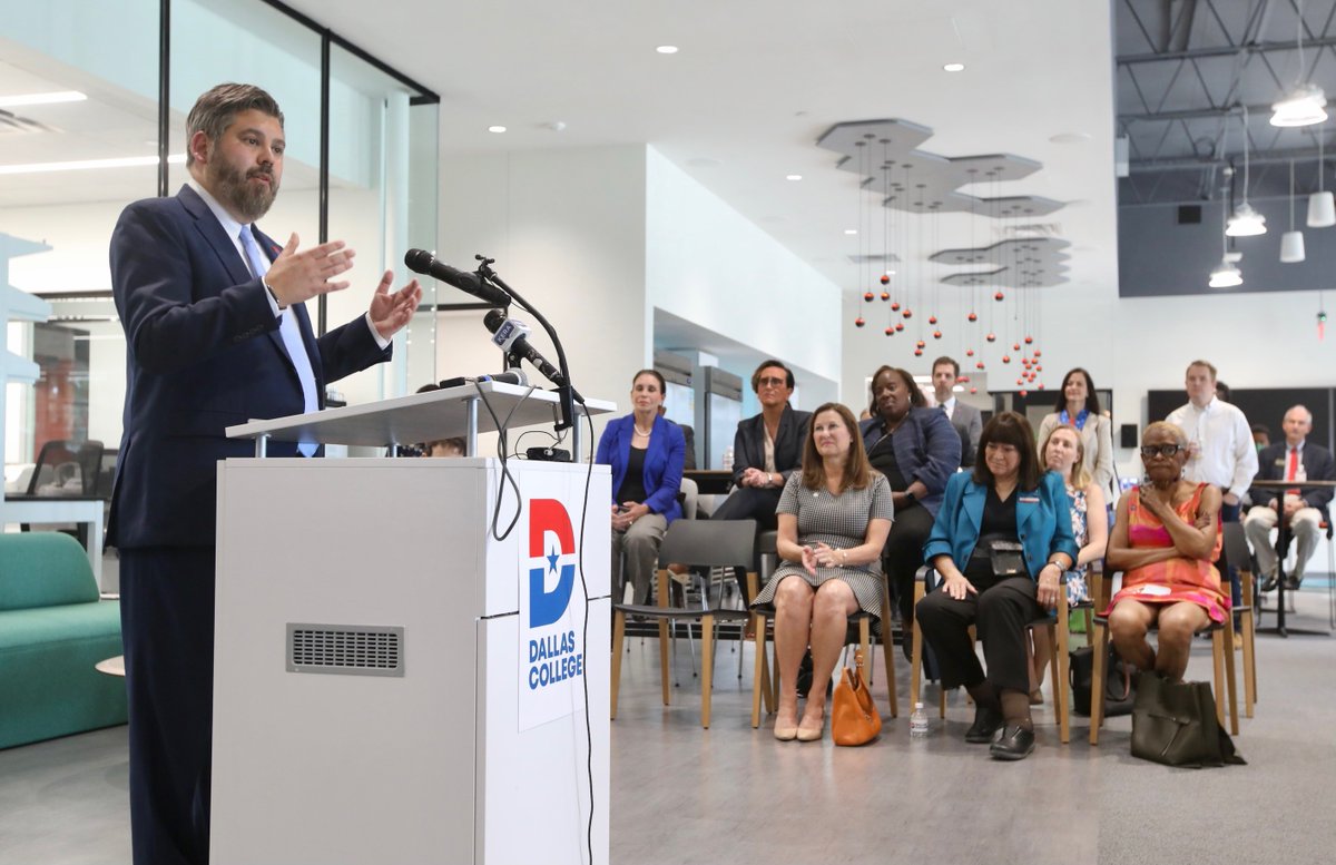 ChancellorLonon's tweet photo. Dallas College is proud to see so many of our partners celebrating a federally funded $8.8 million grant from @US_EDA that will move underemployed and unrepresented populations into living wage jobs and grow the region’s biotech workforce. #DallasCollegeProud https://t.co/Zsm0Awgxao