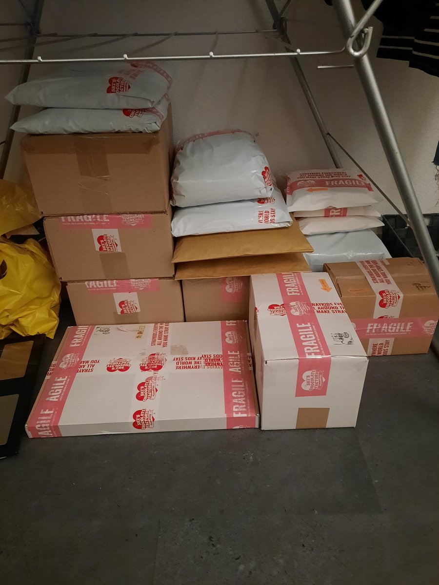 PuddingSeungGOS's tweet photo. Packing update~ some of these parcels take a sweet 30 minutes to pack because of the diversity of items and most of the stuff being fragile ๐ฅบ Not packing as fast as usual but know they are being packed with love and care haha ๐ More than half of my batch is packed now - ๐ฅ https://t.co/dTHytragjs