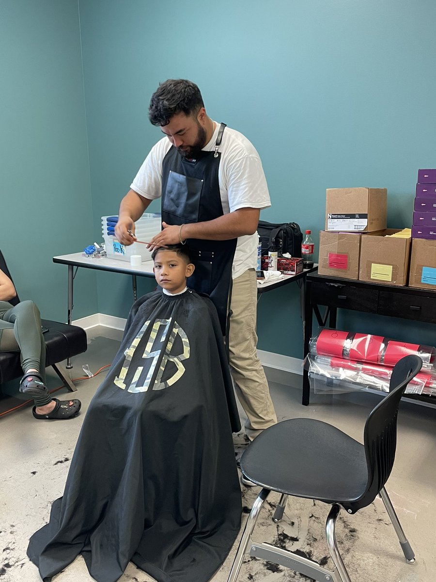 letym_02's tweet photo. @JamesBerryHISD back to school bash going on now until 6pm! Giveaways, free haircuts, community pop up market! Come join the fun!! @TeamHISD @HoustonISD https://t.co/hsHpRskBka