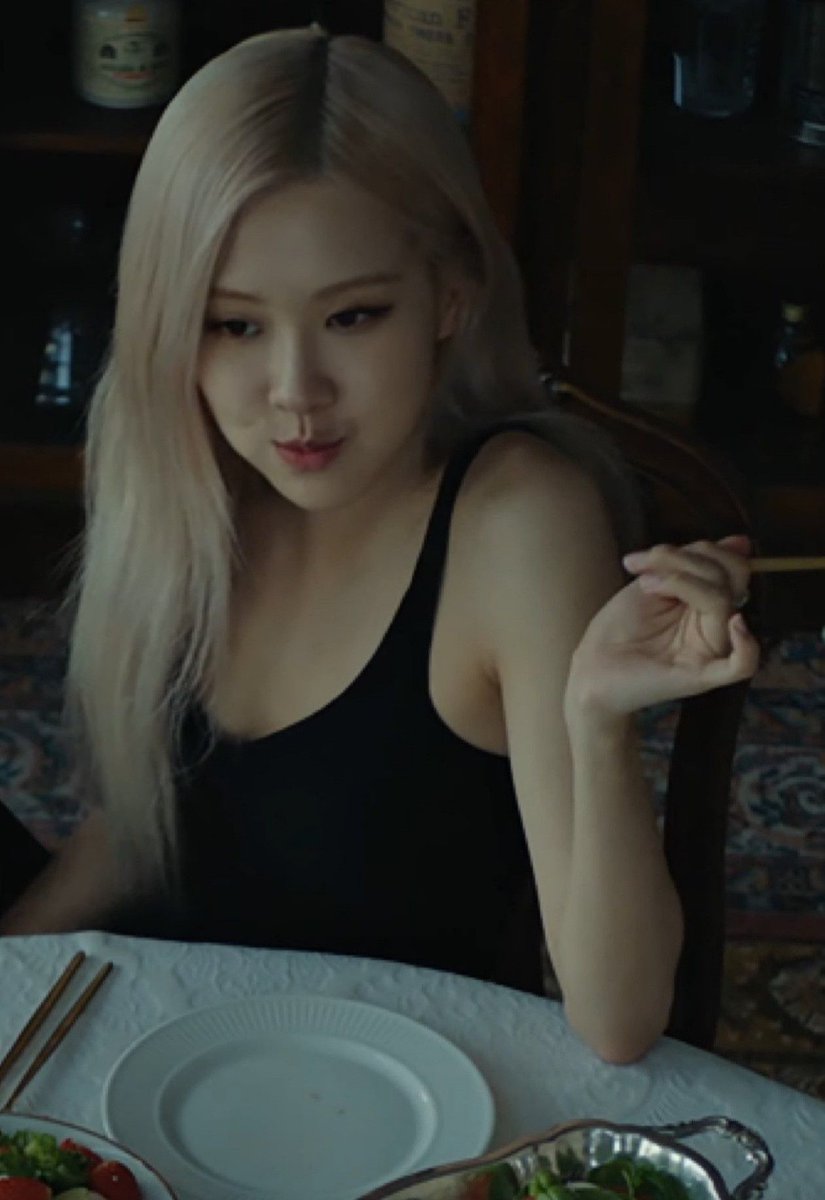 hourly rosé tweet media