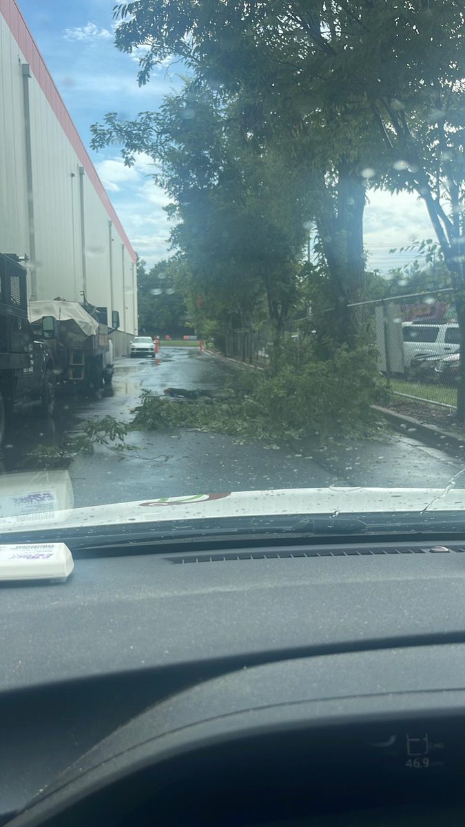 MonsterTreeMD's tweet image. A quick hitting storm with high winds just went through the #Rockville area. Reports of fallen branches and broken tree limbs. Please be safe. #MonsterTreeService