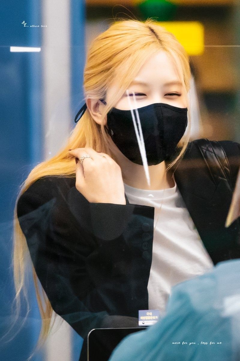 hourly rosé tweet media