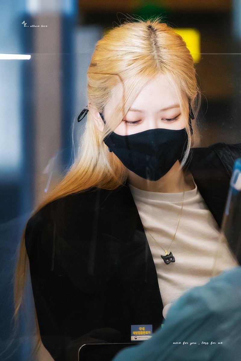 hourly rosé tweet media