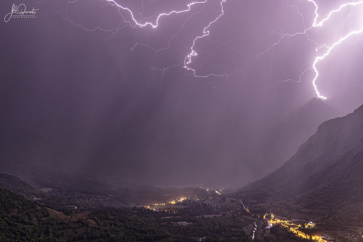 Tormenta por el Valle de Benasque hace unos minutos.
(4-agosto-2022)