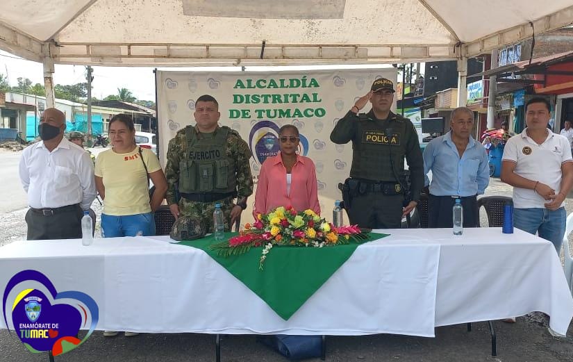 distritotumaco's tweet photo. La alcaldesa de #Tumaco hizo entrega de 20 kits de robótica y 20 computadores portátiles a estudiantes de la IE. Faustino Arias Reynel en La Guayacana, para el apoyo de programación y armado de prototipos robóticos. Elementos financiados por #ColombiaTransforma de @USAID_Colombia https://t.co/H8GRx2U2qz