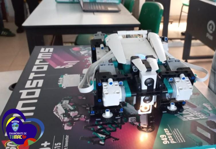 distritotumaco's tweet photo. La alcaldesa de #Tumaco hizo entrega de 20 kits de robótica y 20 computadores portátiles a estudiantes de la IE. Faustino Arias Reynel en La Guayacana, para el apoyo de programación y armado de prototipos robóticos. Elementos financiados por #ColombiaTransforma de @USAID_Colombia https://t.co/H8GRx2U2qz