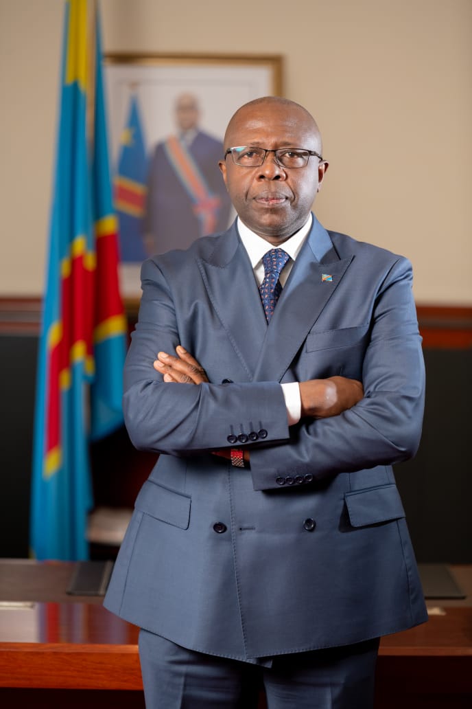 KiloshoG's tweet photo. #RDC Son excellence monsieur le ministre d'État en charge du plan @mwandochris, est un grand monsieur. Un grand politique. 
Un modèle pour nous la jeunesse.
#MwandoChristian https://t.co/GqGhhOuTGK