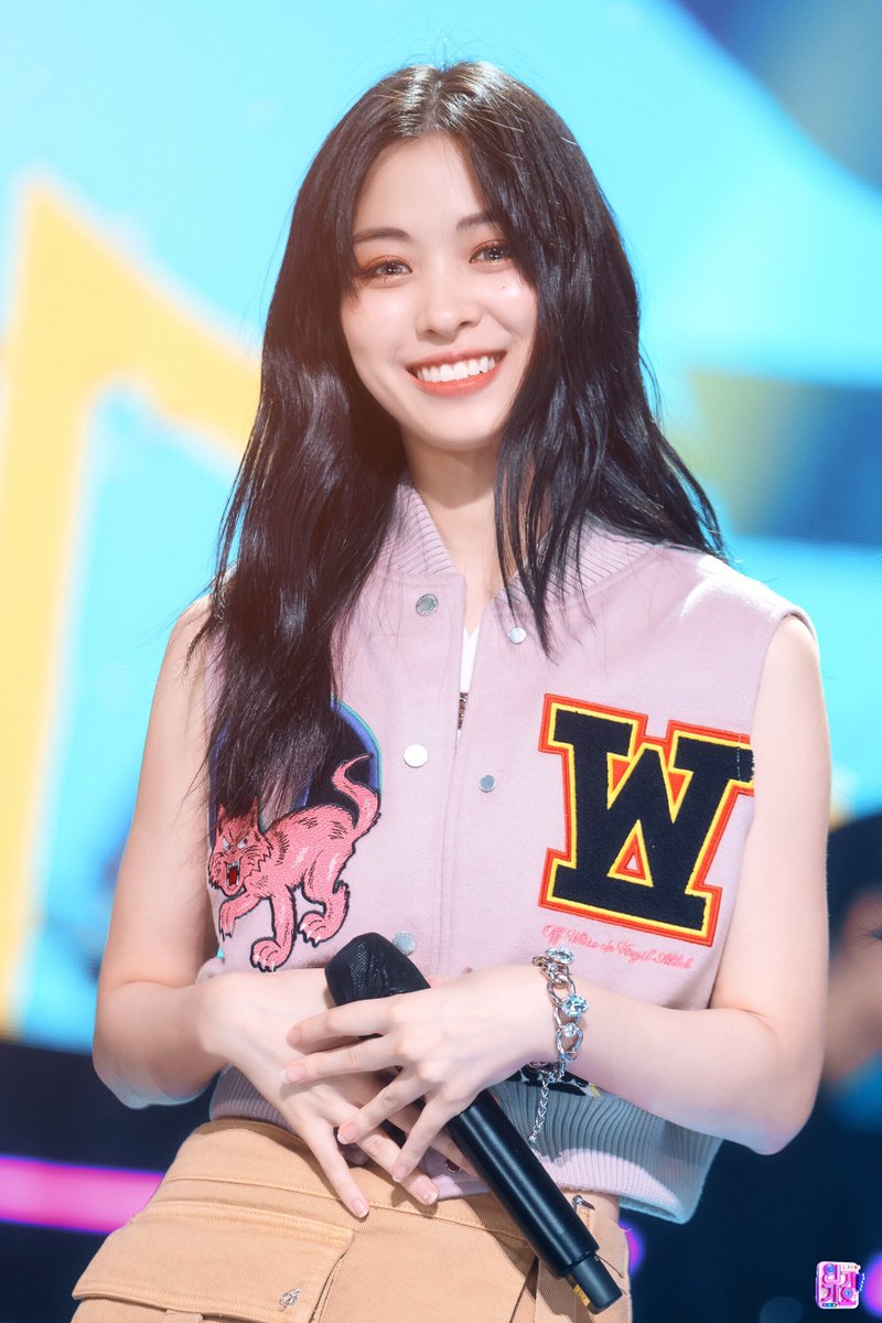 npomvtt's tweet photo. Já vai tão cedo? Ryujin do ITZY disse que está com vontade de cortar o cabelo curto de novo, mas talvez espere um pouco já que é a primeira vez que tem o cabelo longo. https://t.co/ztVr3ygRgN