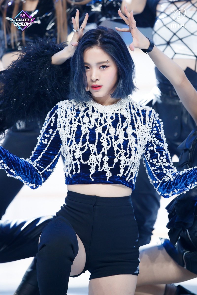 npomvtt's tweet photo. Já vai tão cedo? Ryujin do ITZY disse que está com vontade de cortar o cabelo curto de novo, mas talvez espere um pouco já que é a primeira vez que tem o cabelo longo. https://t.co/ztVr3ygRgN
