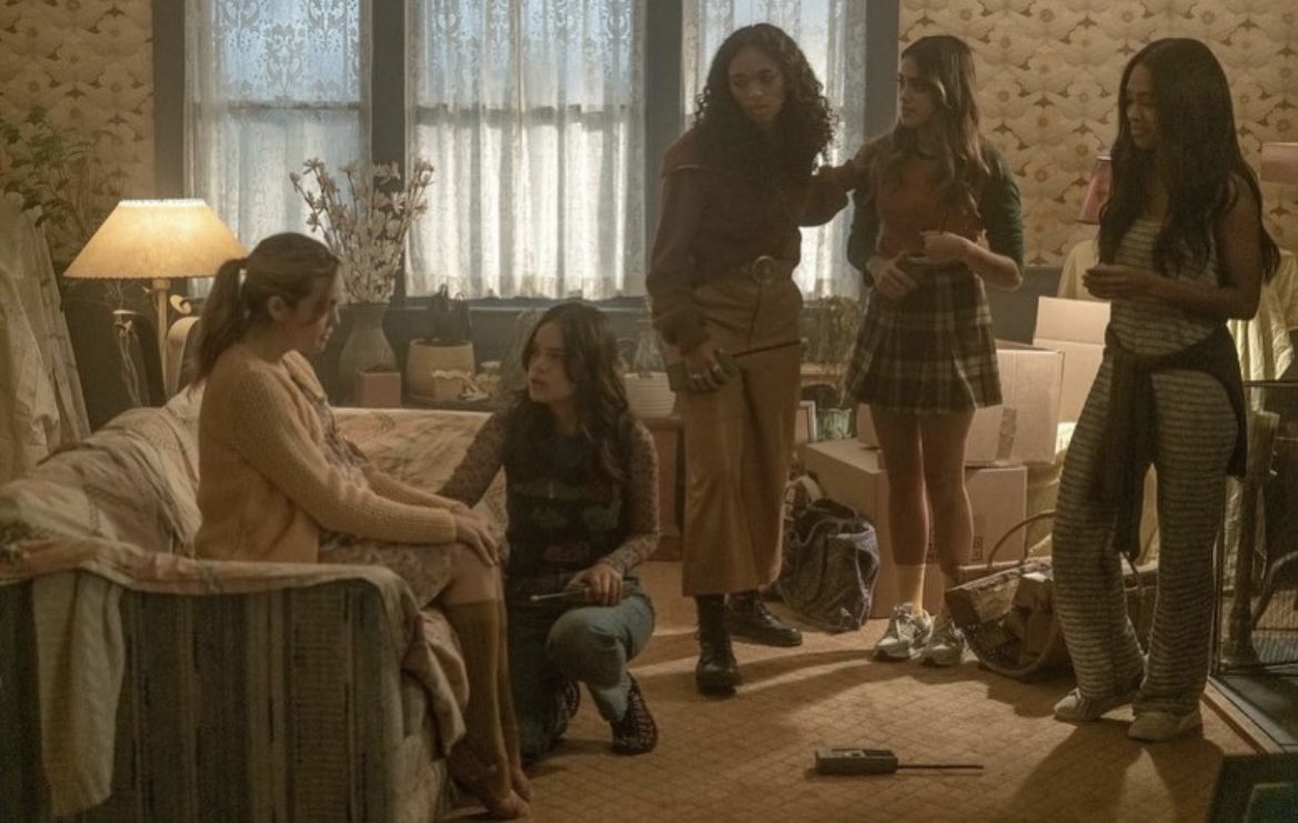 bellysinfinite's tweet photo. Imogen trying to contact her mother and letting it all out in her house … BAILEE CAN ACT !!! i’ve literally always been a fan of pretty little liars and original sin is AMAZING. Bailee as Imogen 👸 #PrettyLittleLiarsOriginalSin #PLLOriginalSin https://t.co/oeR1maiens