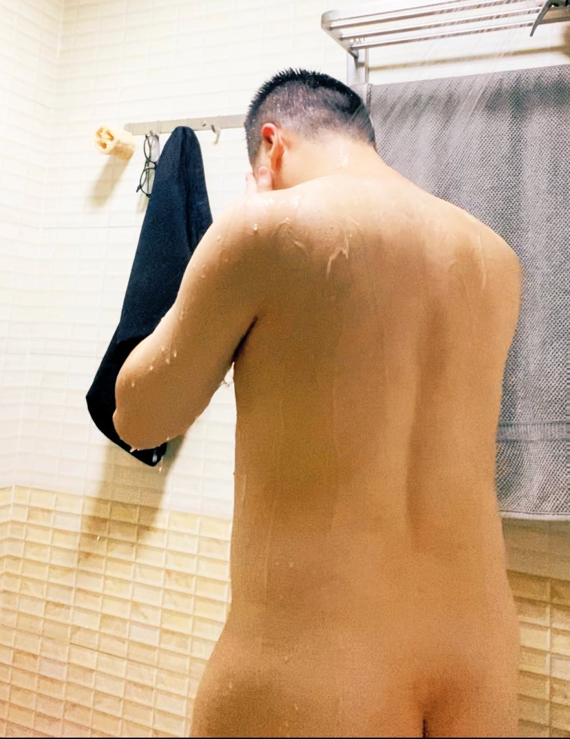 leeezzzza's tweet photo. 这个点起来洗澡拍照也是没谁了。 https://t.co/BwFUHmZrnX
