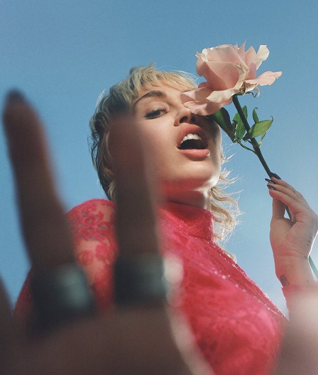 MileyEdition's tweet photo. miley cyrus for gucci https://t.co/JKc3TVcOoe