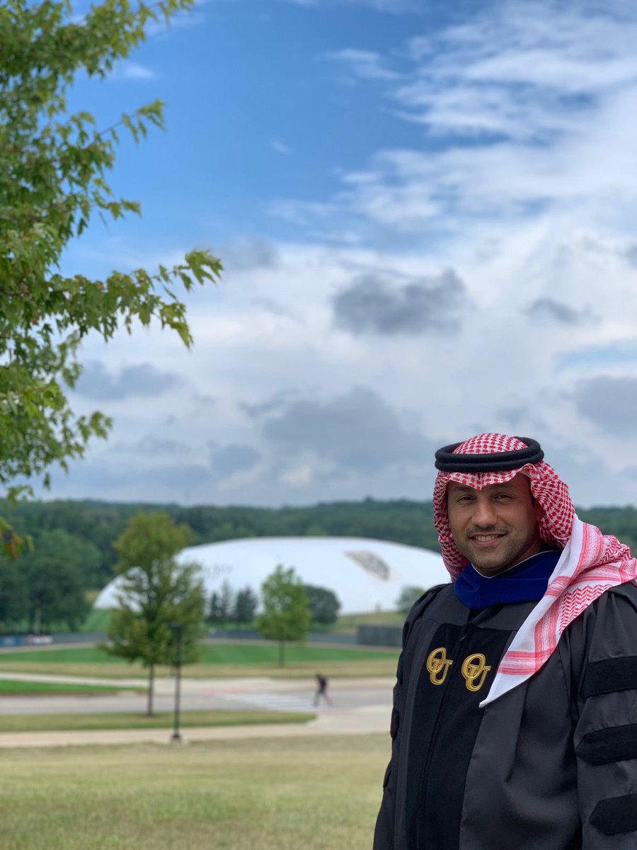 Ahmed_j1's tweet photo. #كشخة_التخرج 
ماتضبط الا بالشماغ 
اسال الله ان يوفق الجميع https://t.co/hy9C1T5kyu