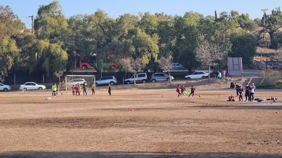 escuelascarp's tweet photo. Imágenes de lo que fue la visita realizada a la Escuela Oficial de River Plate Mendoza. Presenciamos las prácticas y conversamos con sus autoridades. Asimismo, se hizo entrega de una plaqueta que la certifica como una de las Escuelas Oficiales del Club Atletico River Plate. https://t.co/yvI8dNc3Sp