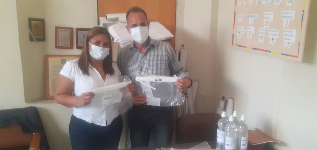 EjeCentroOeste's tweet photo. #4Ago #MaduroIndestructible por instrucciones de la Dra.@ZMartinau desde el @EjeCentroOeste continuamos con la entrega de #MascarillasDeAislamiento y #GelAntibacterial a la Coordinación de Enfermería de la institución @NicolasMaduro @MagaGutierrezV @Dr_Gilberto14 #Venceremos https://t.co/xWycOjmz9q