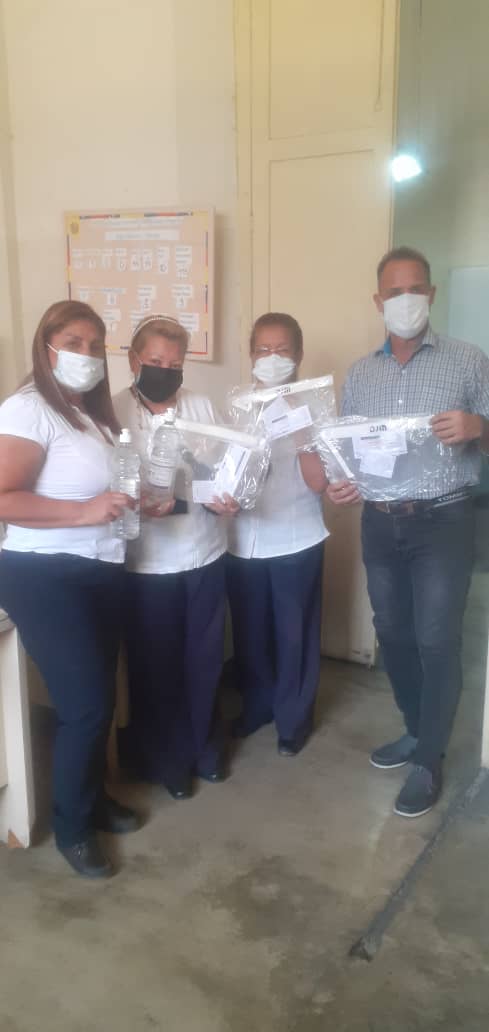 EjeCentroOeste's tweet photo. #4Ago #MaduroIndestructible por instrucciones de la Dra.@ZMartinau desde el @EjeCentroOeste continuamos con la entrega de #MascarillasDeAislamiento y #GelAntibacterial a la Coordinación de Enfermería de la institución @NicolasMaduro @MagaGutierrezV @Dr_Gilberto14 #Venceremos https://t.co/xWycOjmz9q