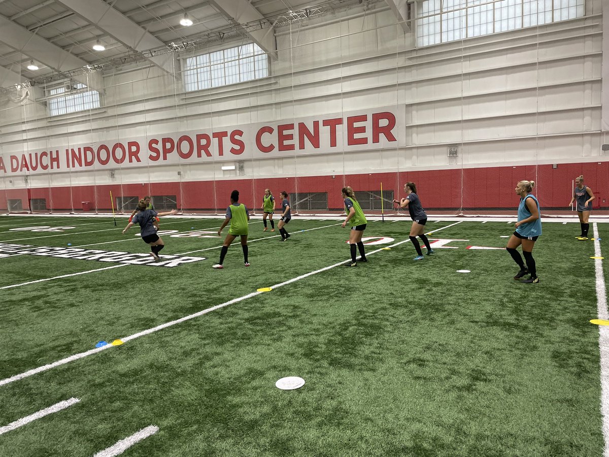 SirmansCourtney's tweet photo. Lightning? No problem!!! We love the disc! @MiamiOH_Soccer  hi 👋🏼 @KerrKeara https://t.co/Vt7ppV5S5F