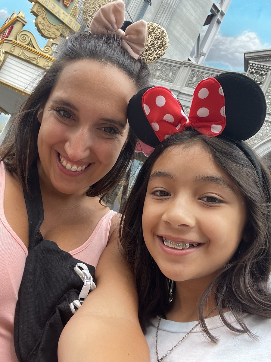 Just waiting on endless lines trying to figure out what y’all think is so magical 😓🤣😪 Thank goodness I have my little bestie with me for selfies and laughs!