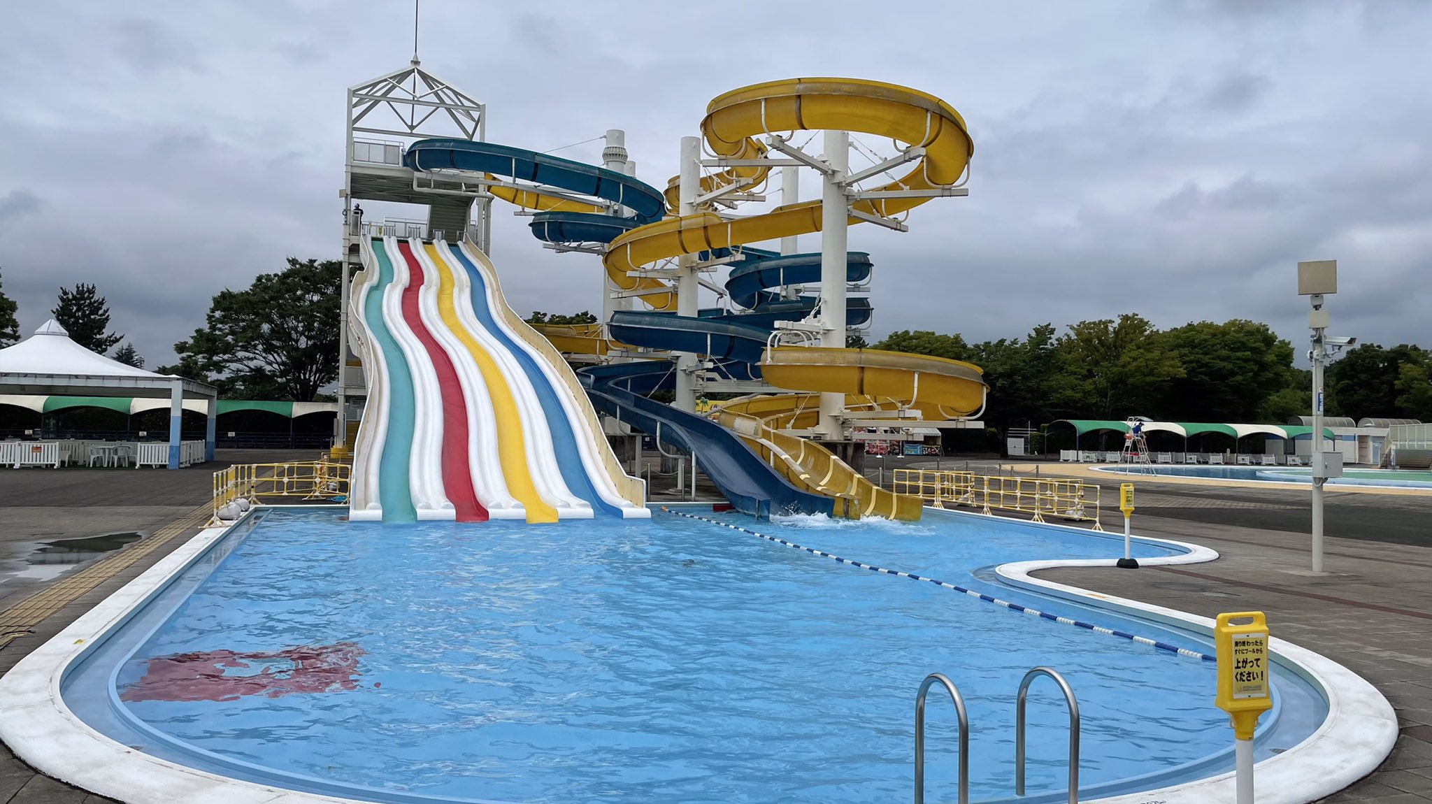 公式 川越水上公園 おはようございます 8月4日金曜日曇り空ですがプールはオープンしました 皆様のご来園をお待ちしております 川越水上公園 プール スライダー 黄色がよく滑るらしい T Co Em9s8fgu98 Twitter