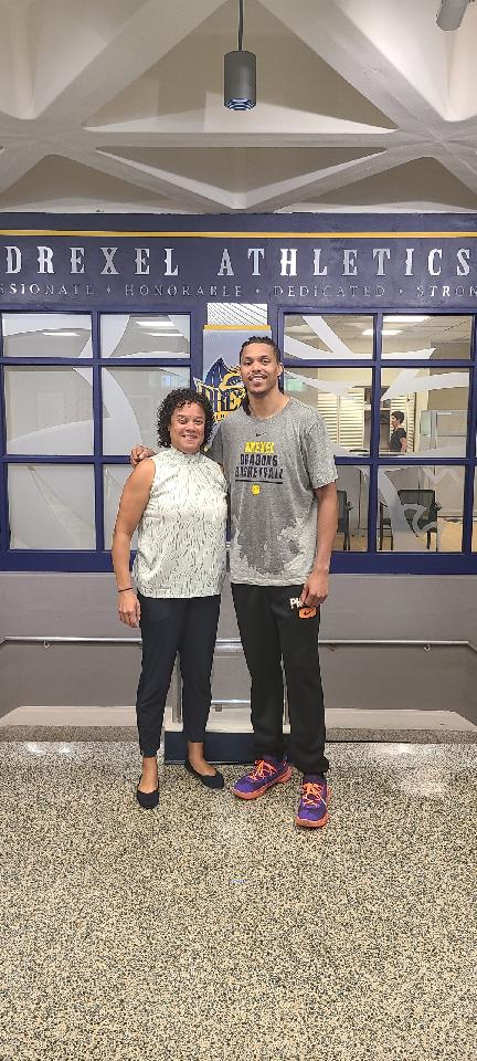 DrexelAD_Kelly's tweet photo. Was thrilled to welcome back @Dami0nLee to campus with his beautiful family and on-point message for @DrexelMBB! NBA Champion with great energy and a forever legacy in West Philly @DrexelUniv and the DAC! https://t.co/94FHB0hWm1