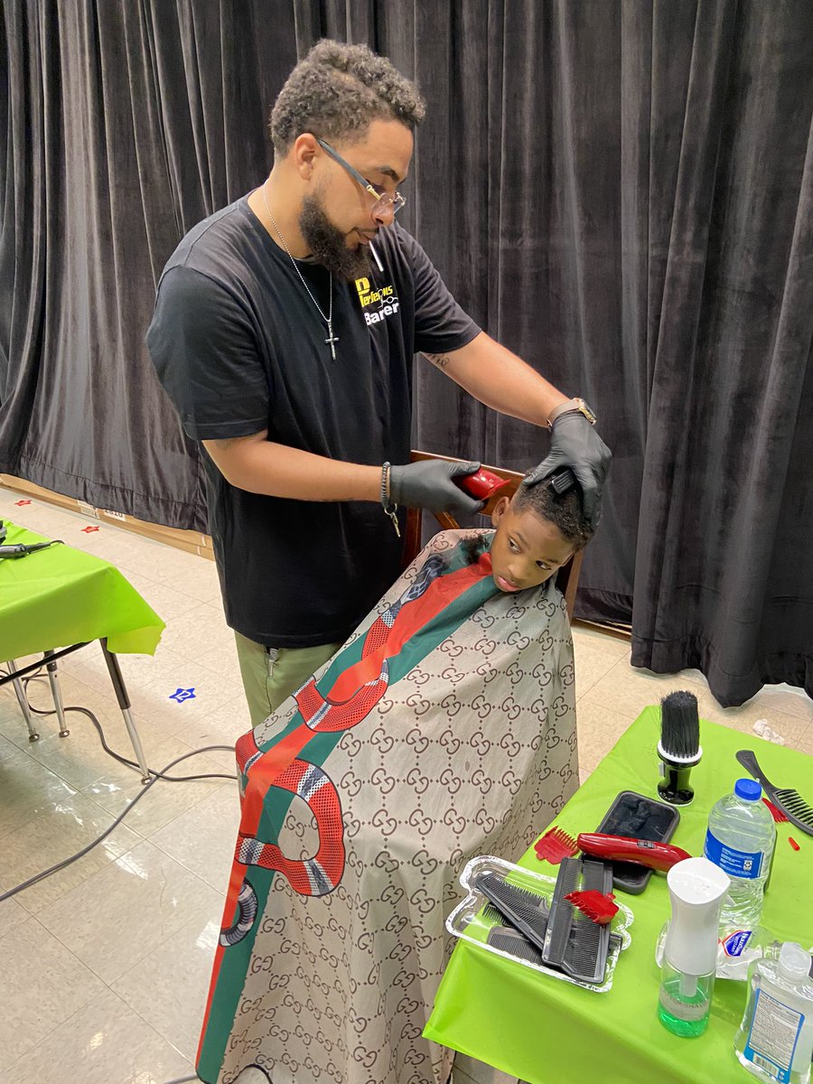 KennedyCougs's tweet photo. Kennedy Cougars will be lookin’ fresh for the 2022-2023 school year thanks to Perfections Barbershop💈 @AliefISD #SafariToSuccess #ExcellentOnPurpose https://t.co/GdhTT2z1iL