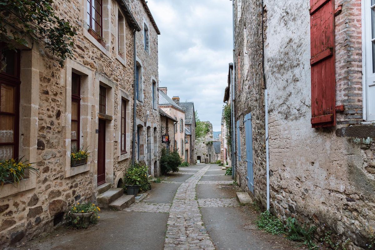 klobbox's tweet photo. REPORTAGE - Au cœur de la ville de Sainte-Suzanne qui se situe en Mayenne. Une ville qui est classée parmi les plus beaux villages de France. (Avril 2022)

#photography #france #mayenne #evron #saintesuzanne #tourisme #reportage #ouestfrance53 #nikon #Photographie #paysdelaloire https://t.co/kOXtQQV3vt