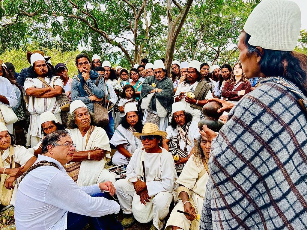 petrogustavo's tweet photo. En la posesión ancestral del presidente en el corazón del mundo. Ceremonia arhuaca. https://t.co/YQFFkJSM8I