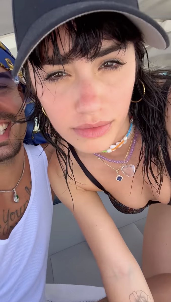 inefablelali's tweet photo. mira si vas a tener esa cara tallada a mano maldita lali esposito https://t.co/5kPv41GVH0