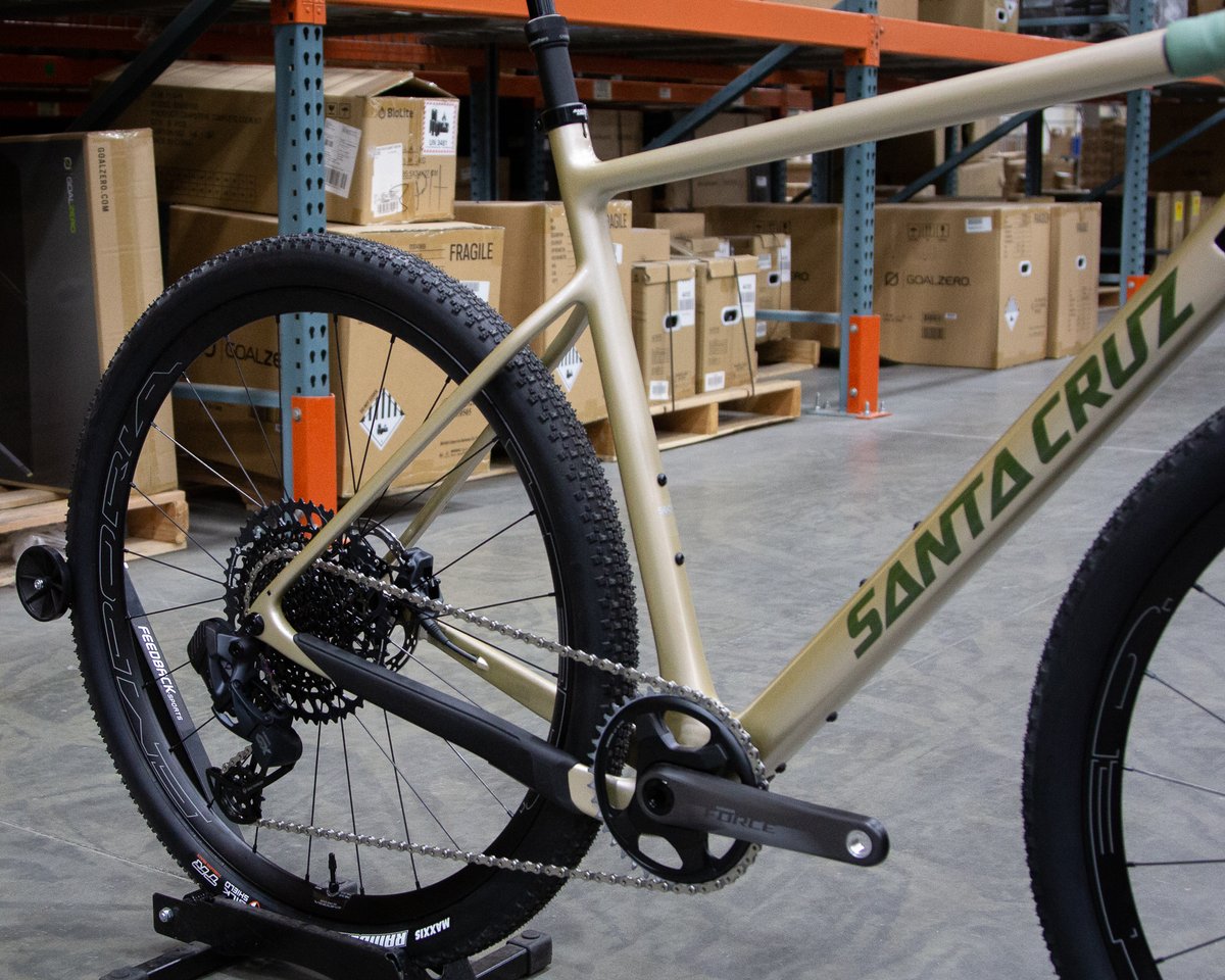 CompCyclist's tweet image. We love the Stigmata because it oozes versatility and our #bikeoftheweek is a prime example. How would you spec yours? 700c gravel racer or 650b singletrack slayer like this one? 🤔

#ccbikeoftheweek #santacruzstigmata #santacruzbicycles #gravelbike #competitivecyclist