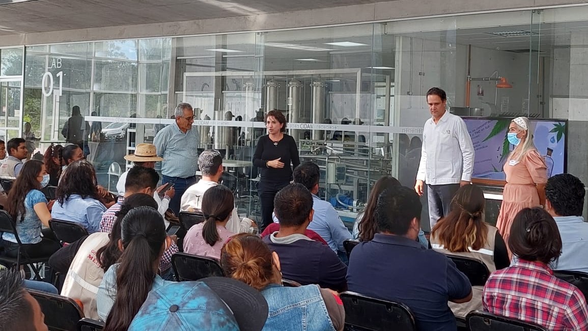 Raul_PaulinH's tweet photo. #SembrandoVida avanza en vinculaciones estratégicas: tecnológicas y productivas, para que las y los Sembradores, enfrenten con mejores condiciones la fase de comercialización y valor agregado de sus productos. #ProduciryTransformar 🧵2/3 https://t.co/NsXJ2CpSVR