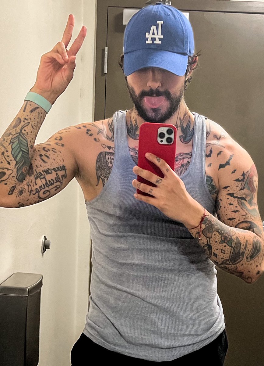 notkingdeficit's tweet image. same mirror different day