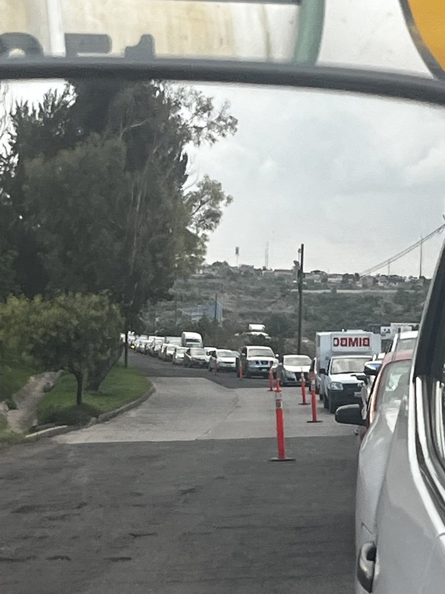mdkj4's tweet photo. @DGOP_Leon @movilidad_leon @municipio_leon @Sapalleon @vialidad_leon @cmicgto @cicleon68 @ColArquiLeon @CANACINTRA_Leon Son cosas que definitivamente se tienen que hacer pero en serio no somos capaces de planearlas mejor???? De plano???  1 hr en el tramo San Juan Bosco- insurgentes!!!  Mejor cierrenlo! https://t.co/4GfOow5ra3