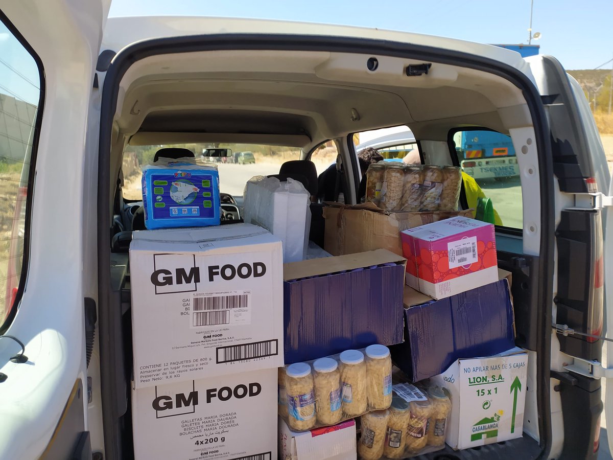 SOSRefugiados's tweet photo. 🗓️ Nuevo día de trabajo. Este jueves hemos repartido comida, productos de higiene y juguetes en el campo de refugiados de Schisto, Grecia.

👥 Cientos de personas sobreviven hacinadas en campos a la espera de que se resuelva su situación. La ayuda de @SOSRefugiadosEu es clave. https://t.co/rzsbHglZgX