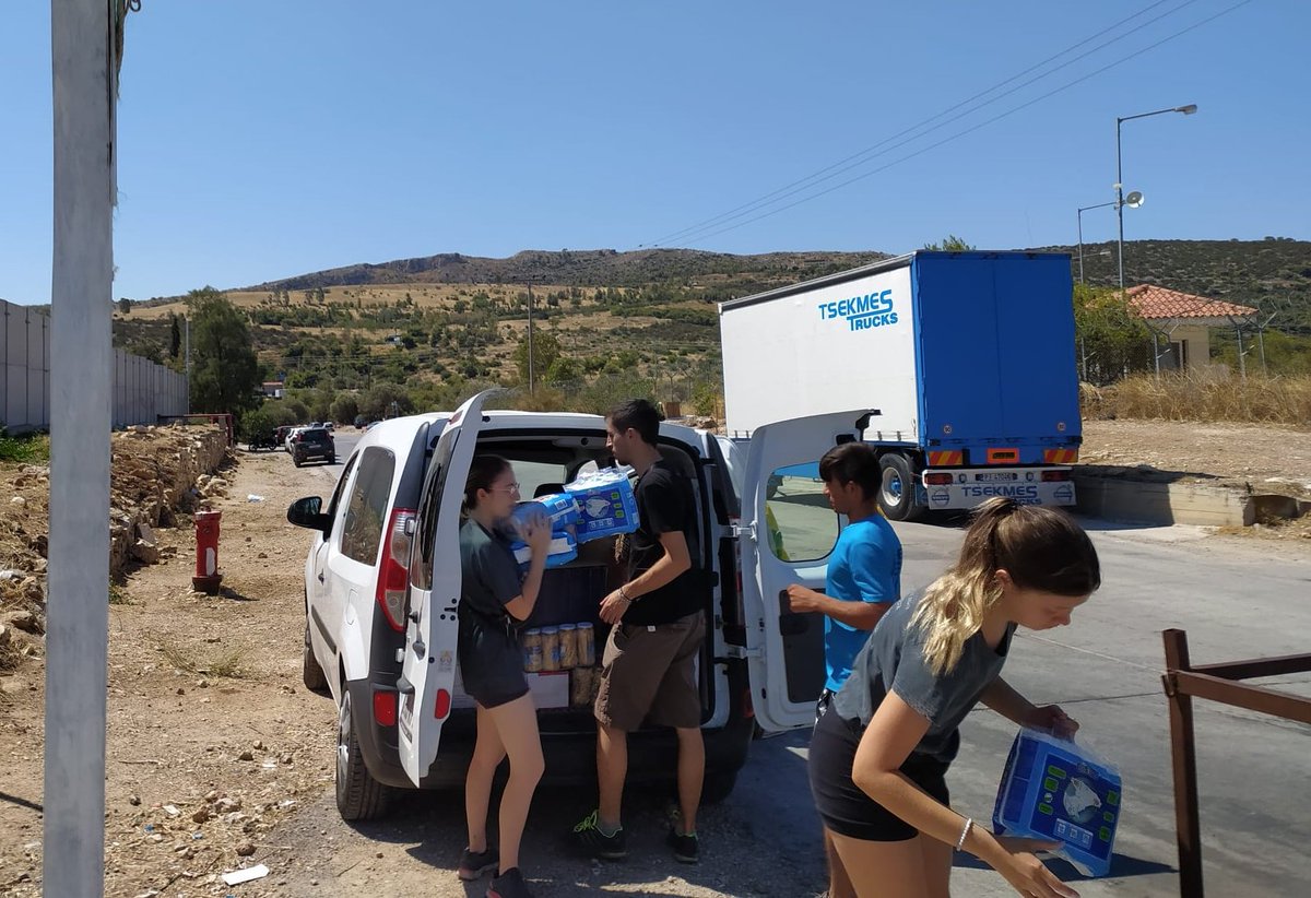 SOSRefugiados's tweet photo. 🗓️ Nuevo día de trabajo. Este jueves hemos repartido comida, productos de higiene y juguetes en el campo de refugiados de Schisto, Grecia.

👥 Cientos de personas sobreviven hacinadas en campos a la espera de que se resuelva su situación. La ayuda de @SOSRefugiadosEu es clave. https://t.co/rzsbHglZgX