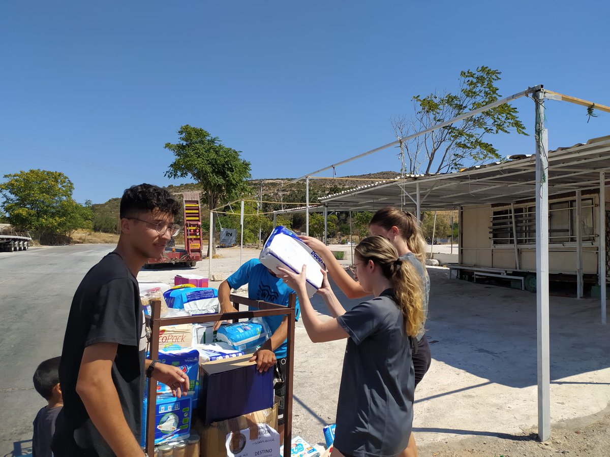 SOSRefugiados's tweet photo. 🗓️ Nuevo día de trabajo. Este jueves hemos repartido comida, productos de higiene y juguetes en el campo de refugiados de Schisto, Grecia.

👥 Cientos de personas sobreviven hacinadas en campos a la espera de que se resuelva su situación. La ayuda de @SOSRefugiadosEu es clave. https://t.co/rzsbHglZgX