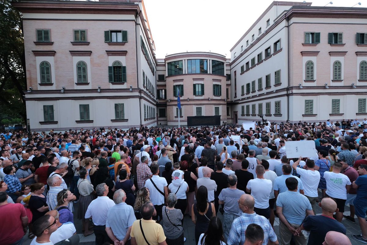 albana_vokshi's tweet photo. #reago
#protesto
#mbrofëmijët
#mbrofamiljen https://t.co/xAlmXSNBHX