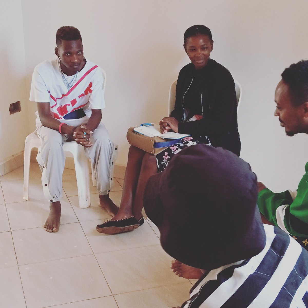 foasterfoundati's tweet photo. "Guys, sharing clothes, seats, and beds with a sibling living with #HIV will not get you infected. So tetwawula bikopo, ngoye nabisenge mukutya"
#Jangu
#OnesafeAllsafe
#endHIVstigma https://t.co/HBPWcMt87l