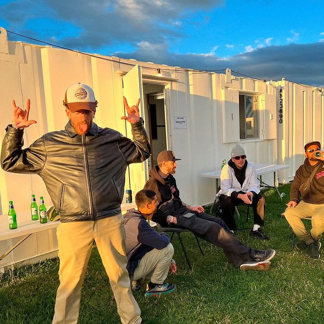 Algumas fotos publicadas no Instagram da banda com a legenda comentando sobre os últimos festivais de verão que foram e o próximo será o <a href="/GrapeFestival/">Grape Festival</a> , acompanhado com alguns shows na Coreia, Japão e Austrália !
Via Instagram
@/easylife